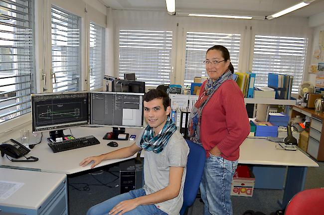 Kevin Nana (r.) bei seiner Arbeit am Computer und mit Ausbildnerin Ann Zinder (l.).