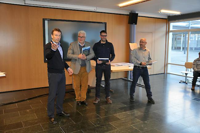 Robert Lochmatter, Beat Jost (Organisator Swiss Education Days), Roland Zaugg und Philippe Lehmann (Firma Zesar) stellen die Vorzüge der neuen Stühle vor (von links).