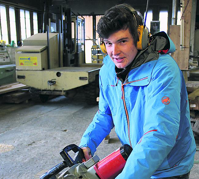 Rafael Bieler (18) arbeitet bei der Holzbau Noll AG in Glis.