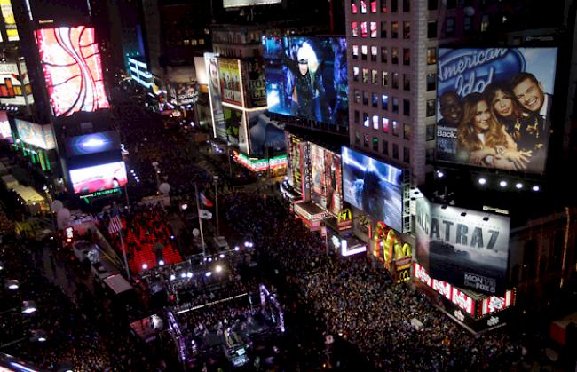 Menschenmassen versammeln sich am New Yorker Times Square, um den berühmten Ball Drop mitzuerleben.