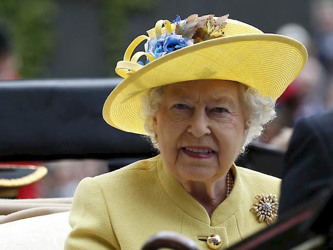 Die britische Königin Elizabeth II. hat sich am Samstag über zahlreiche Glückwünsche und ein Ständchen zu ihrem 92. Geburtstag freuen dürfen.