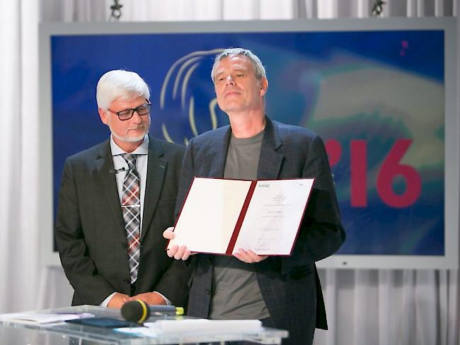 Manfred Freitag überreicht Dieter Zwicky (rechts) im Juli 2016 nach dem Wettlesen in Klagenfurt den Kelag-Preis. Nun gehört der Zürcher Autor auch zu den sieben Preisträgern der Schweizer Literaturpreise.