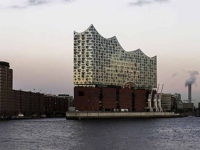 Sie ist das neue Wahrzeichen der Hansestadt Hamburg: Die mitten im Hafen stehende und auf einen alten Speicher drauf gesetzte Elbphilharmonie der Schweizer Architekten Herzog & de Meuron.