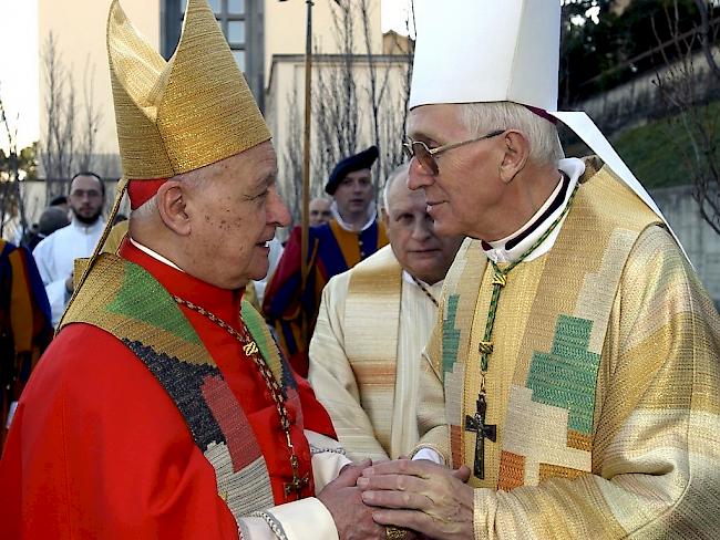 Kardinal Gilberto Agustoni (links) im Gespräch mit Bischof Amadeo Grab (rechts) 2004 in der Kathedrale von Lugano.