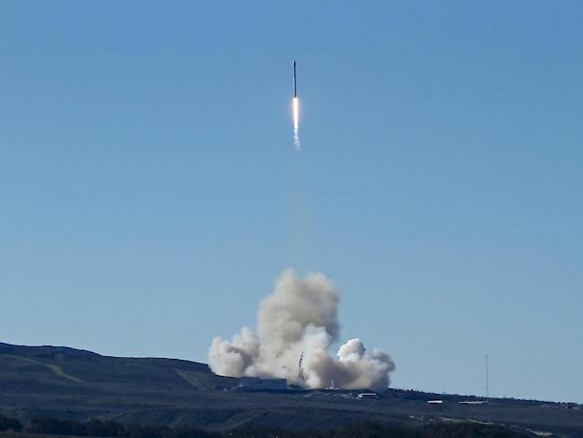 Die Rakete der privaten Raumfahrtfirma SpaceX hob von einem Weltraumbahnhof in Kalifornien ab. Sie soll zehn Satelliten ins All transportieren.