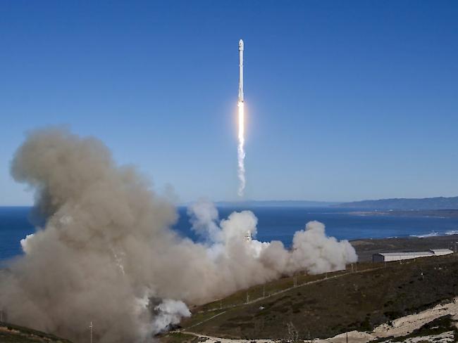 Die Trägerrakete hob von einem Weltraumbahnhof in Kalifornien ab und setzte zehn Satelliten auf ihrer Umlaufbahn in 620 Kilometern Höhe aus.