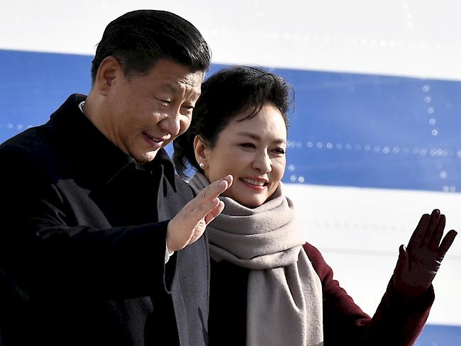 Ankunft in Zürich-Kloten: Der chinesische Präsident Xi Jinping und seine Gattin Peng Liyuan am Sonntagmittag beim Verlassen des Flugzeugs.