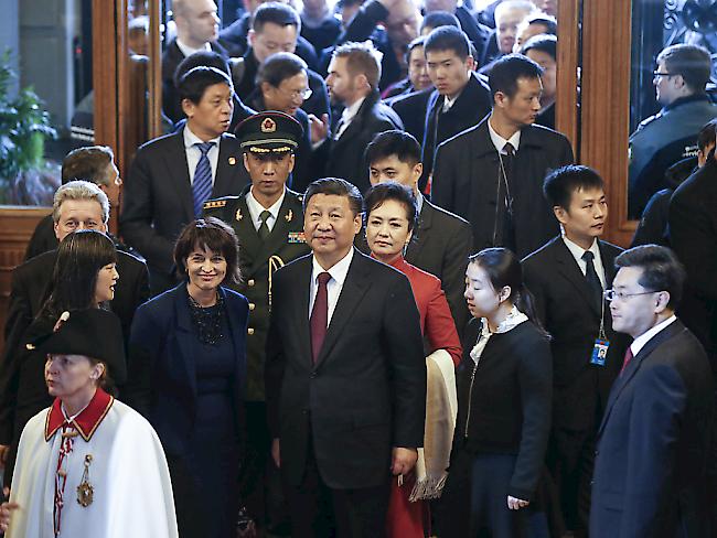 Der chinesische Präsident Xi Jinping (Mitte) mit Bundespräsidentin Doris Leuthard (links von Xi) am Sonntagnachmittag im Bundeshaus, bevor sie ihre Ansprachen hielten. Rechts hinter Xi die chinesische First Lady Peng Liyuan.