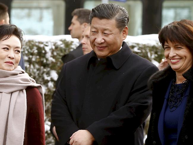 Der chinesische Präsident Xi Jinping mit seiner Gattin, First Lady Peng Liyuan (links) und Bundespräsidentin Doris Leuthard (rechts) in Kehrsatz bei Bern.