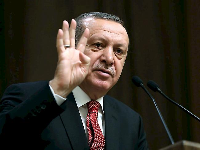 Der türkische Staatschef Erdogan ist dem von ihm angestrebten Präsidialsystem einen Schritt näher
gekommen. Das Parlament hat die dazu nötige Verfassungsreform in einer ersten Runde abgesegnet. (Archivbild)