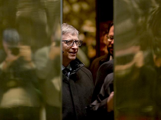 Er und sieben weitere Männer besitzen zusammen mehr Eigentum als 3,6 Milliarden Menschen auf der Welt: Bill Gates fährt im Trump Tower mit dem Lift nach oben. (Archivbild)