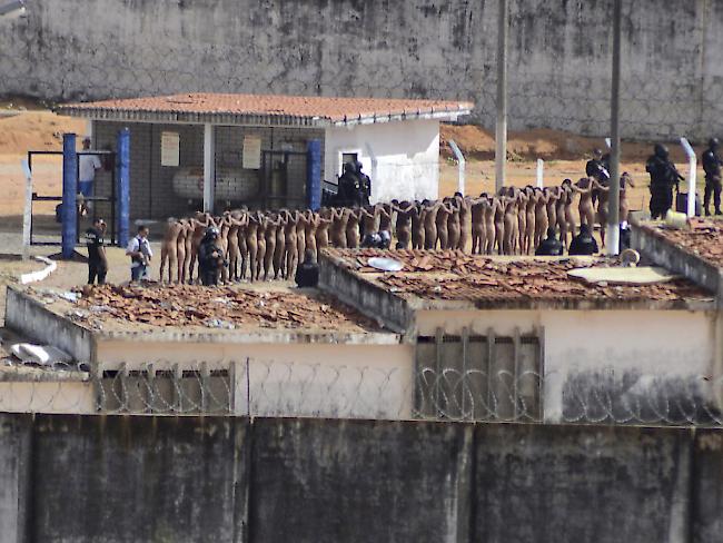 Die Polizei kontrolliert nach den Kämpfen die Insassen der Haftanstalt in Brasilien.