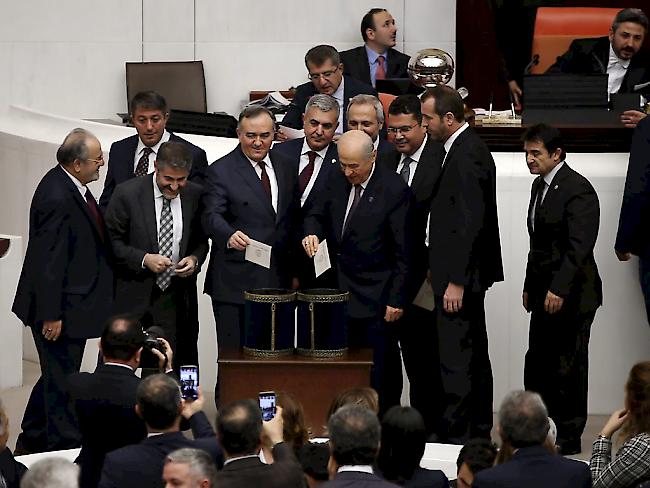 Die Mehrheit der Mitglieder des türkischen Parlaments haben der Verfassungsreform in erster Lesung zugestimmt. Nun folgt eine weitere Abstimmungsrunde. (Archiv)
