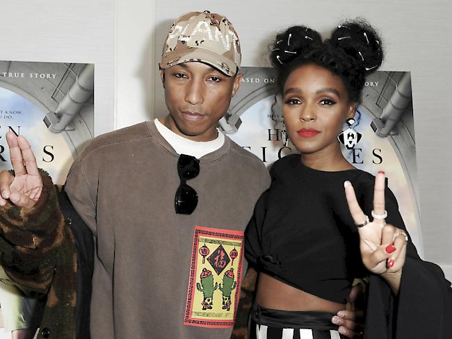 Pharrell Williams (l) und Janelle Monae warten im Januar 2017 in Los Angeles auf die Vorführung des Films "Hidden Figures". (Archiv)