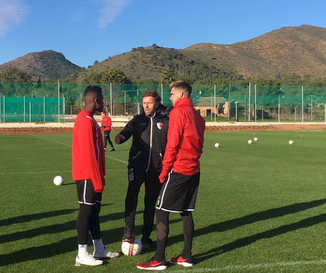 Die Spieler Joaquim Adao (links) und Daniel Follonier im Gespräch mit Athletiktrainer Mathieu Degrange.