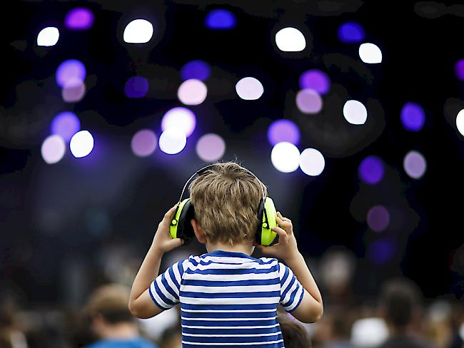 Viele Menschen sind sich zwar der schädlichen Wirkung von lauter Musik auf das Gehör bewusst, tragen aber trotzdem bei einem Club- oder Konzertbesuch keinen Gehörschutz. (Archivbild)