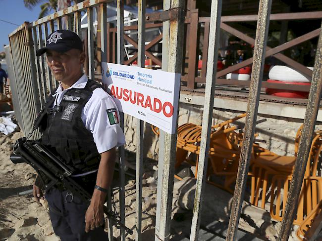 Ein mexikanischer Polizist bewacht den Ausgang des "Blue Parrot"-Nachtklubs in Playa del Carmen, wo am frühen Montagmorgen mindestens fünf Menschen getötet wurden.