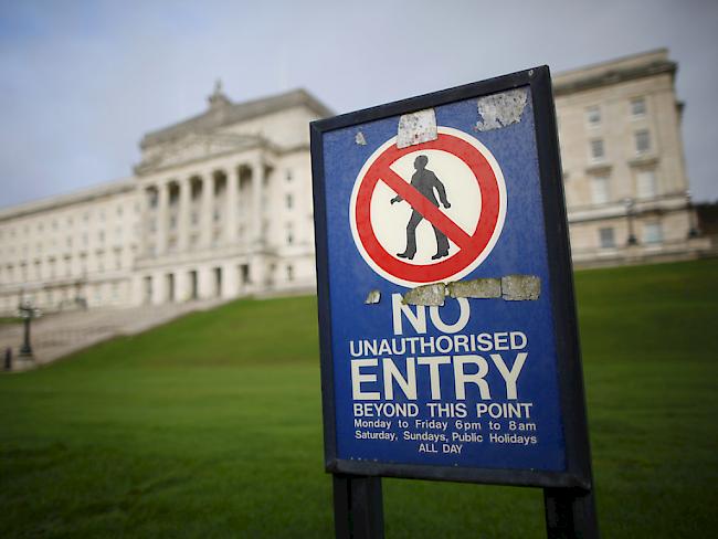 Ein Verbotsschild auf dem Gelände des nordirischen Stormont-Parlamentsgebäudes. Am 2. März müssen die Nordiren ein neues Regionalparlament wählen.