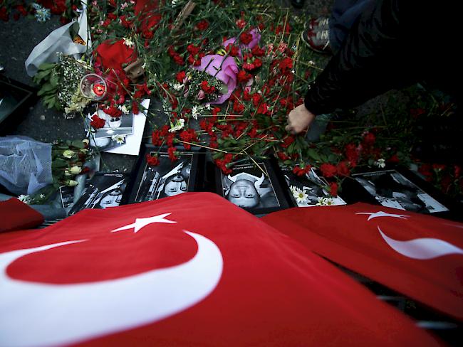 Blumen werden in Gedenken an die Opfer des Nachtclub-Attentats von Istanbul niedergelegt. Der Attentäter hatte in der Silvesternacht im Nachtclub "Reina" 39 Menschen getötet. (Archiv)