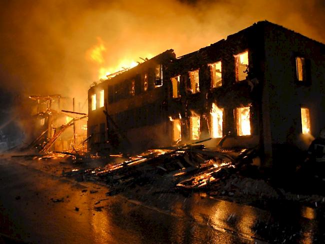 Drei Wohnhäuser und zwei Scheunen wurden beim Brand im Zentrum von Villars-sous-Mont totalbeschädigt.
