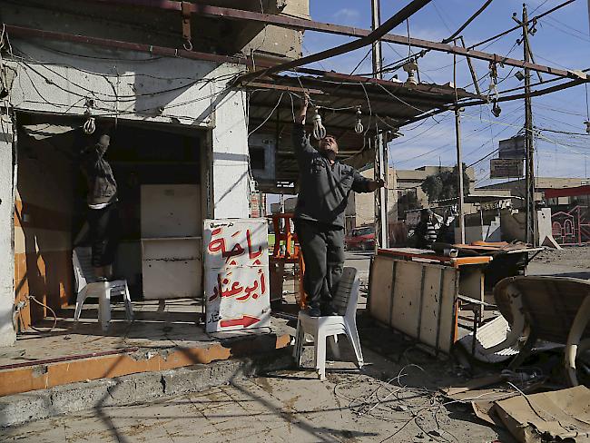 Auf der Ostseite Mossuls, wo der IS weitgehend besiegt ist, machen sich die Bewohner daran, ihre Läden und Restaurants wieder instand zu stellen.