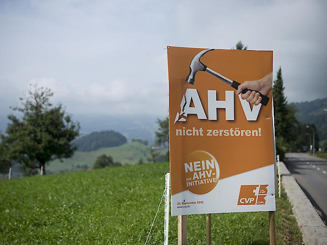 Für eidgenössische Abstimmungen wurden im vergangenen Jahr in der Schweiz deutlich mehr Werbefranken ausgegeben: Ein Plakat der CVP vom September 2016 gegen die AHVplus-Initiative. (Symbolbild)