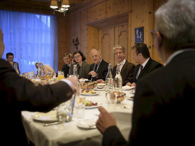 Allzu viel wurde nicht gegessen, dafür umso mehr gesprochen: Bundesrat Johann Schneider-Ammann beim Frühstück in Davos mit Schweizer Topmanagern.