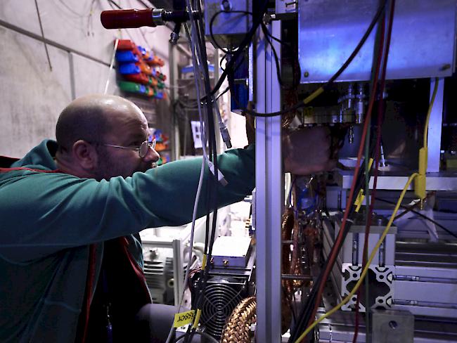 Die Forschungskollaboration BASE am CERN berichten von der bisher präzisesten Messung des magnetischen Verhaltens eines Antiprotons. Stefan Ulmer, Sprecher der Kollaboration, justiert die Messgeräte.