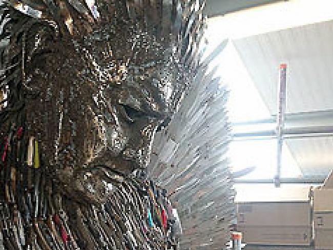 Der Kopf des acht Meter hohen, aus Messern gefertigten "Knife Angel" des Künstlers Alfie Bradley. (Handout)
