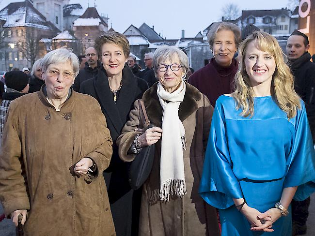 Bundesrätin Simonetta Sommaruga (zweite von links) und Festivaldirektorin Seraina Rohrer (rechts) haben mit Hanna Sahlfeld-Singer (links) und Gabriele Nanchen (Mitte) - zwei Alt Nationalrätinnen und Vorkämpferinnen für das Frauenstimmrecht - die Solothurner Filmtage eröffnet.