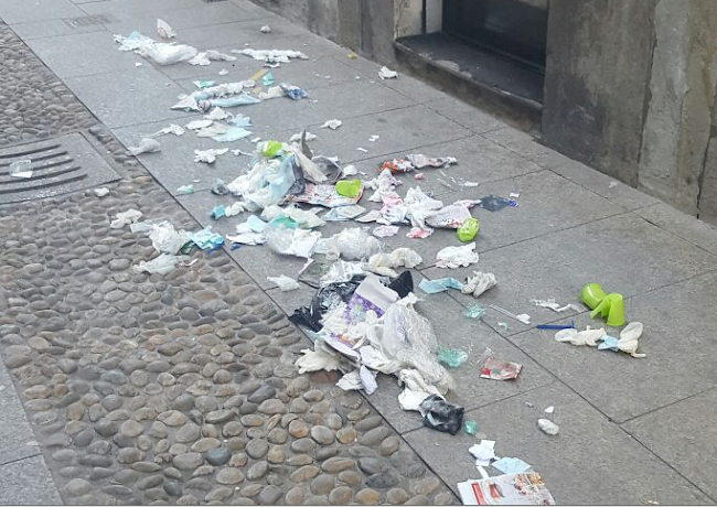 Verstreuter Abfall in der Altstadt von Domo.