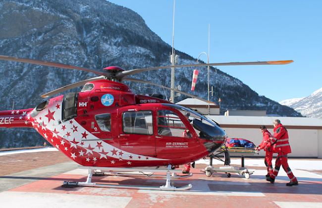 Ein Air-Zermatt-Helikopter auf dem Dach des Spitals Visp.
