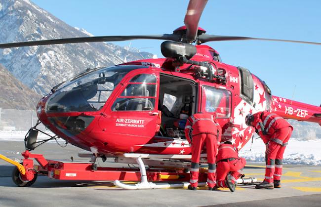 Ein Helikopter der Air Zermatt auf der Basis Gampel