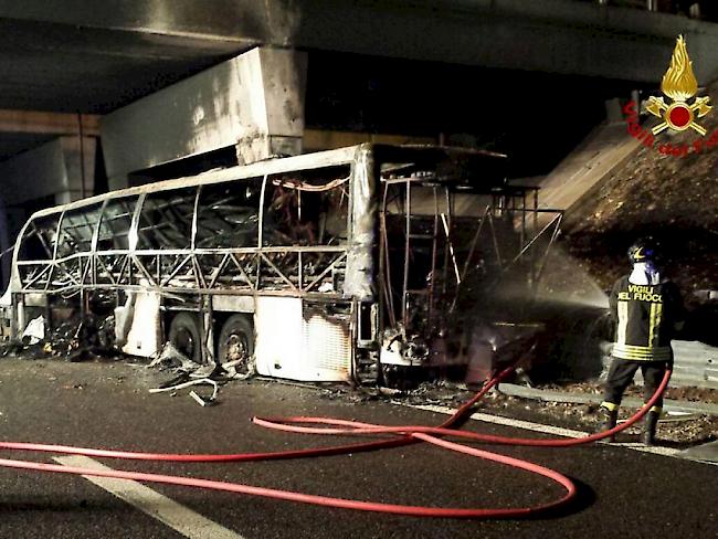Ein Bild der italienischen Feuerwehr zeigt den ausgebrannten Bus, der nahe Verona in einen Pfeiler gefahren war. Beim schweren Unglück kamen 16 Menschen ums Leben.