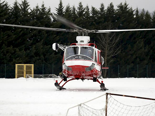 Ein italienischer Rettungshelikopter vor dem Abflug in das Erdbebengebiet. Aus dem von einer Schneelawine verschütteten Hotel wurden am frühen Samstagmorgen vier weitere Menschen gerettet.