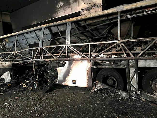 Der ungarische Reisebus brannte komplett aus. Beim tragischen Unglück auf der Autobahn A4 nahe Verona kamen 16 Menschen ums Leben.