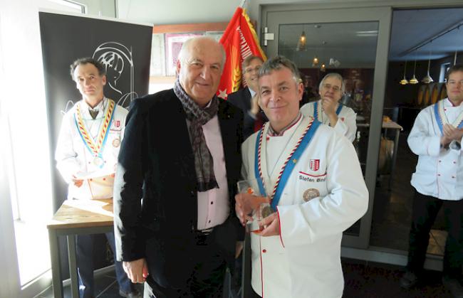 Bestes Produkt. Das Roggenbrot von Stephan Biner überzeugte (hier rechts mit Jacdques-Roland Coudray, dem Präsidenten des Walliser Roggenbrotverband).