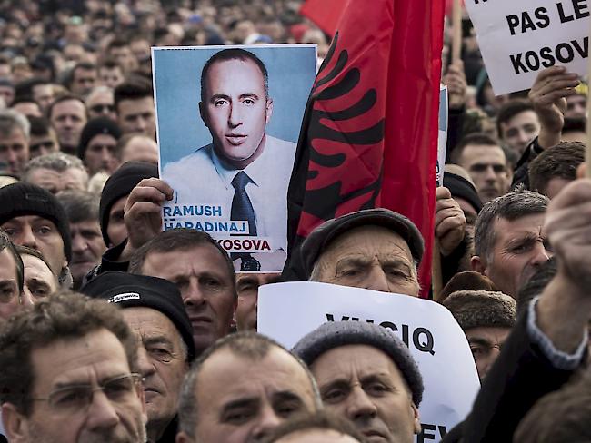 In Pristina haben Tausende dafür demonstriert, dass Frankreich eine Auslieferung des früheren kosovarischen Regierungschefs und UCK-Anführers Ramush Haradinaj an Serbien zurückweist. Das Kriegsverbrechertribunal der UNO
sprach ihn 2008 und 2012 in zwei Prozessen frei.