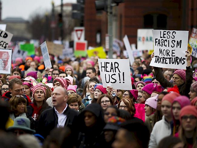 An der grössten Anti-Trump-Kundgebung "Marsch der Frauen" in Washington nahmen nach Schätzungen mindestens 500