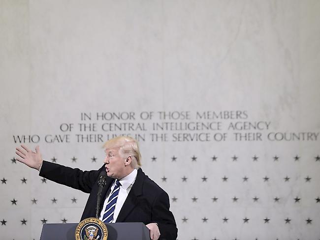 Präsident Trump besuchte an seinem ersten Tag als US-Präsident den von ihm immer wieder kritisierten Geheimdienst CIA - und war voll des Lobes.