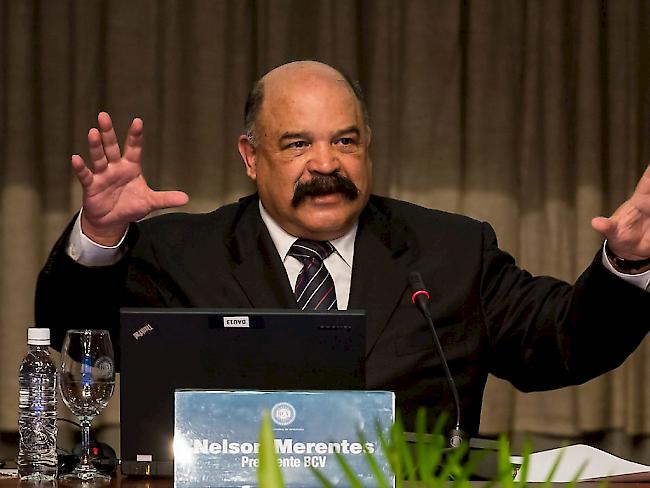 Über Geldschein gestolpert: Venezuelas Zentralbankchef Nelson Merentes reicht seinen Rücktritt ein. (Archivbild)