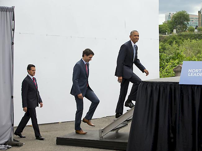 Nun gibt ein anderer die Richtung vor: Obamas Nachfolger Donald Trump will mit Trudeau (Mitte) und Peña Nieto über das Handelsabkommen verhandeln. (Archivbild)