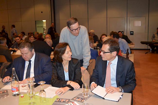 Die Staatsratskandidaten Nicolas Voide und Sigrid Fischer-Willa im Gespräch mit Roger Köppel. 