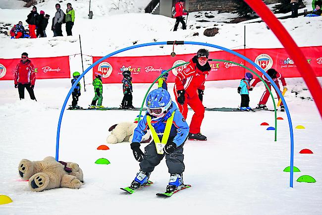 Im «Snow-Garden» auf der Bettmeralp können die Kinder ihre ersten Fahrversuche auf den Skiern unternehmen. Das Wochenziel heisst: Bremsen lernen.