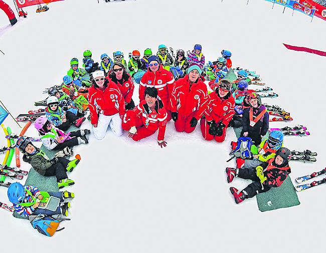 Die Ski-Knirpse mit den Skilehrerinnen und Skilehrern der Skischule Bettmeralp.