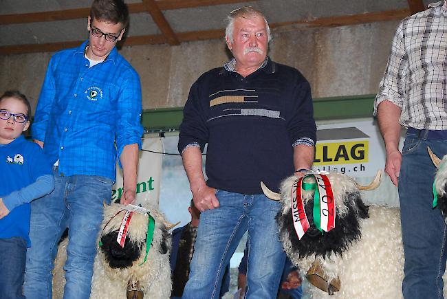 Die beiden grossen Sieger: Das Tier von Jonas Eyer aus Ried-Brig (l.) erhielt den Nachwuchspreis. Hugo Schnydrig hatte das schönste Schaf von allen. 