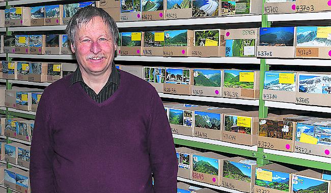 Rund 4000 verschiedene Postkarten mit Oberwalliser Sujets sind bei Peter Klopfenstein an Lager.