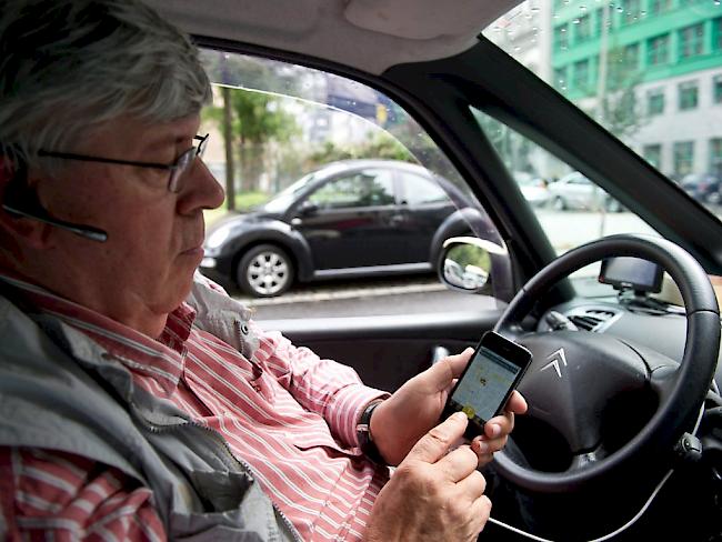 Ein Taxifahrer in Deutschland nutzt das Taxi-App MyTaxi. Künftig wird das auch in Griechenland möglich sein.  Die Tochter des deutschen Daimler-Konzerns macht eine Zukauf in Griechenland. (Archiv)
