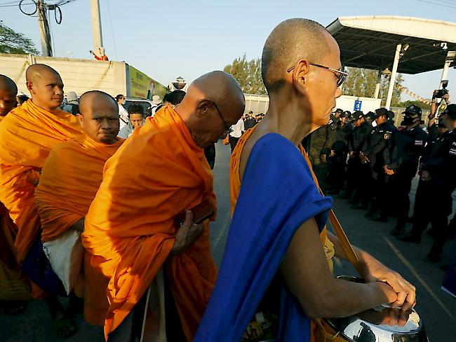 Lange wehrte sich die buddhistische Sekte gegen die Durchsuchung ihrer Tempelanlage - nun führten rund 4000 Beamte die Razzia durch.