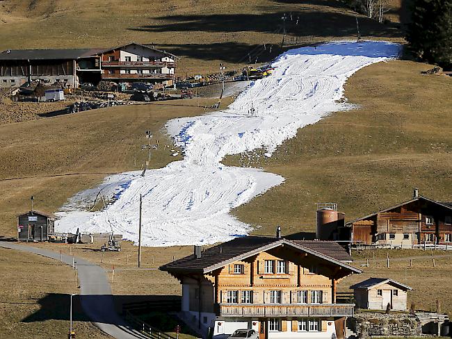 Skifahren über die Weihnachtstage dürfte durch den Klimawandel künftig in vielen Wintersportgebieten der Schweiz nur noch mit künstlicher Beschneiung möglich sein. (Archivbild)